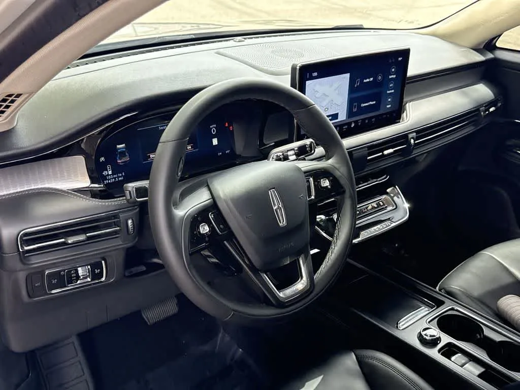 2023 Lincoln Corsair Standard photo 13