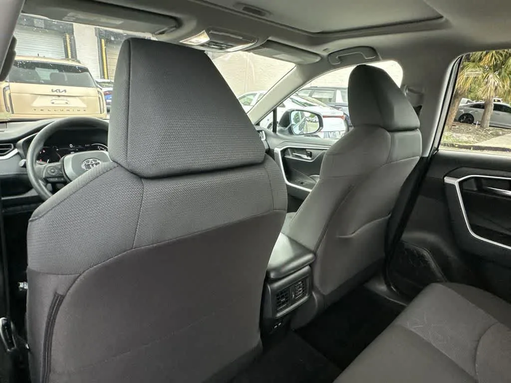 2024 Toyota RAV4 XLE photo 16