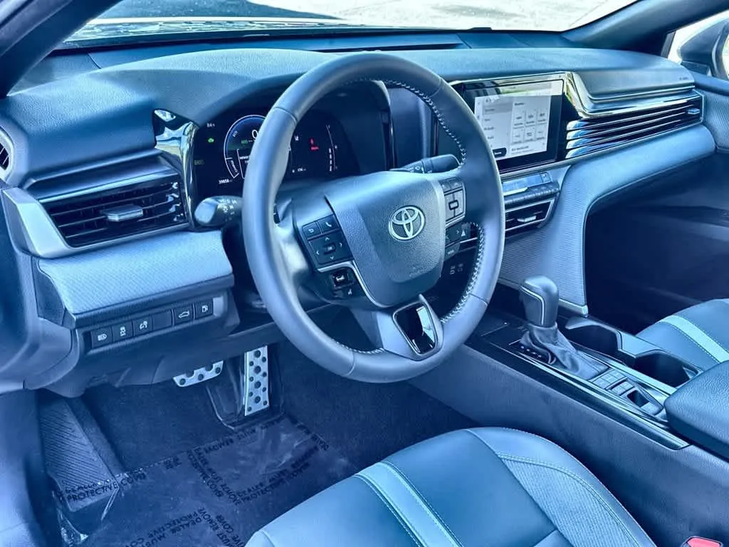 2025 Toyota Camry SE photo 13
