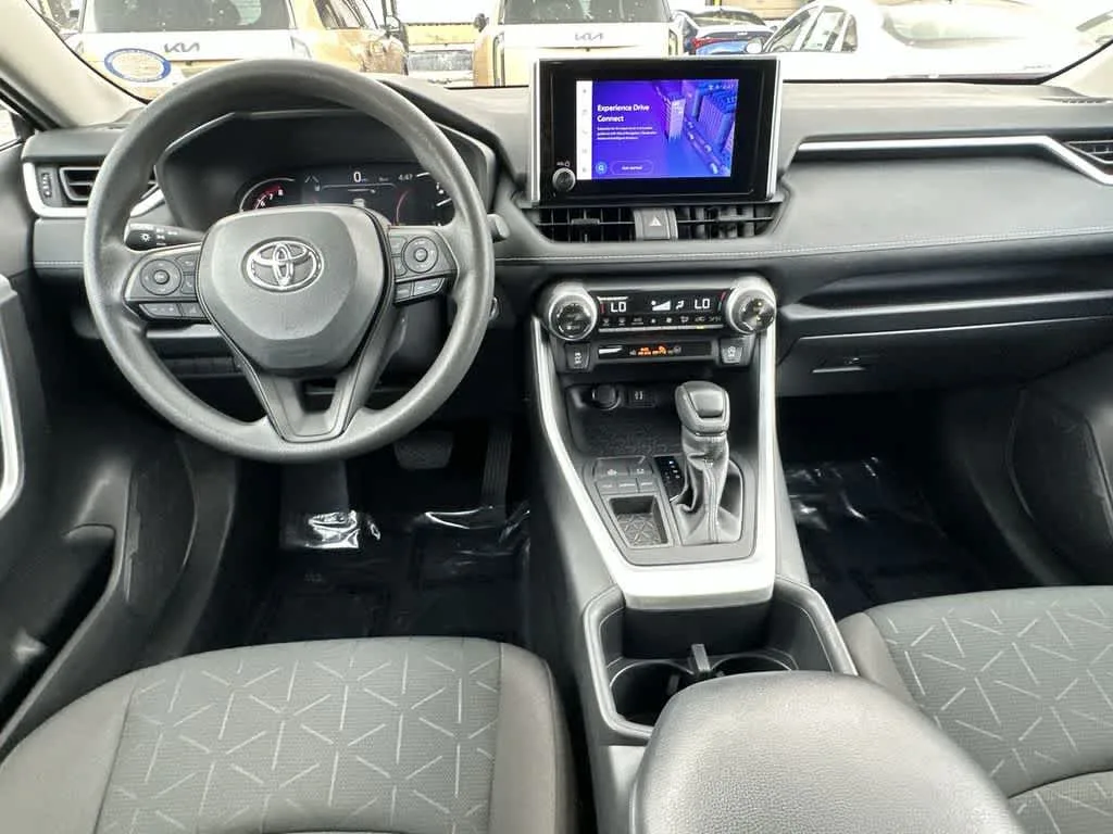 2024 Toyota RAV4 XLE photo 17