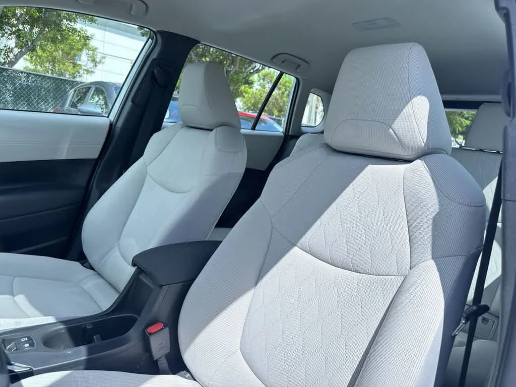 2023 Toyota Corolla Cross L photo 14