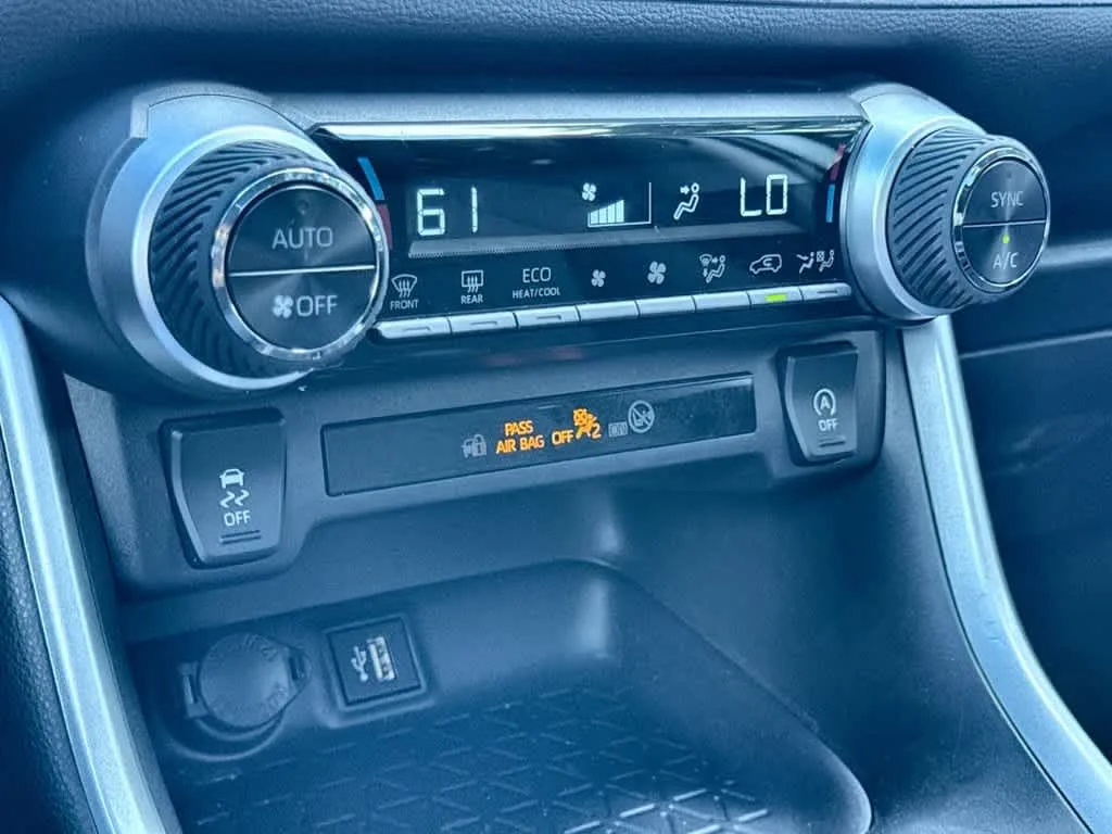 2025 Toyota RAV4 XLE photo 20