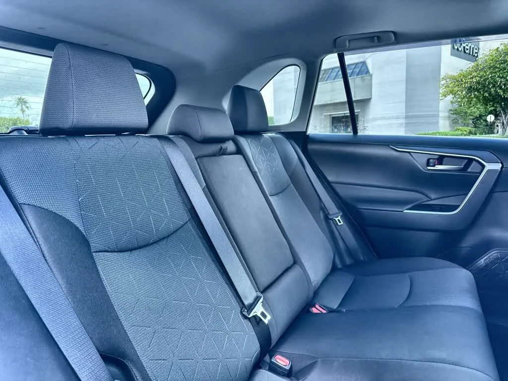 2025 Toyota RAV4 XLE photo 26
