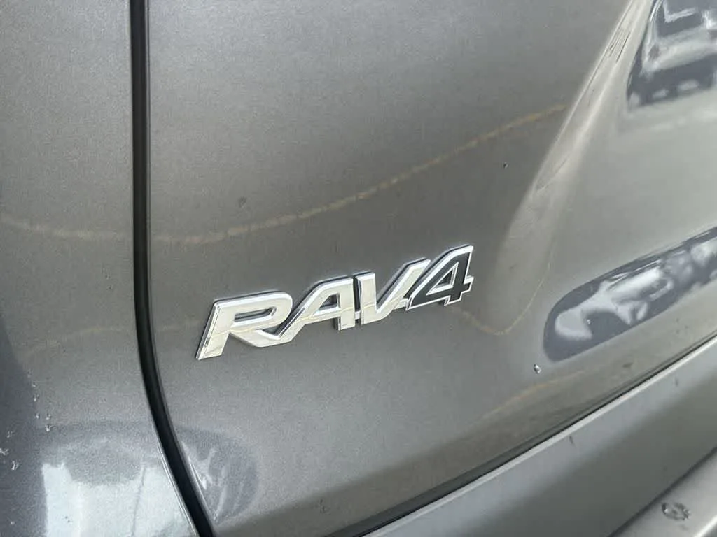 2024 Toyota RAV4 XLE photo 11