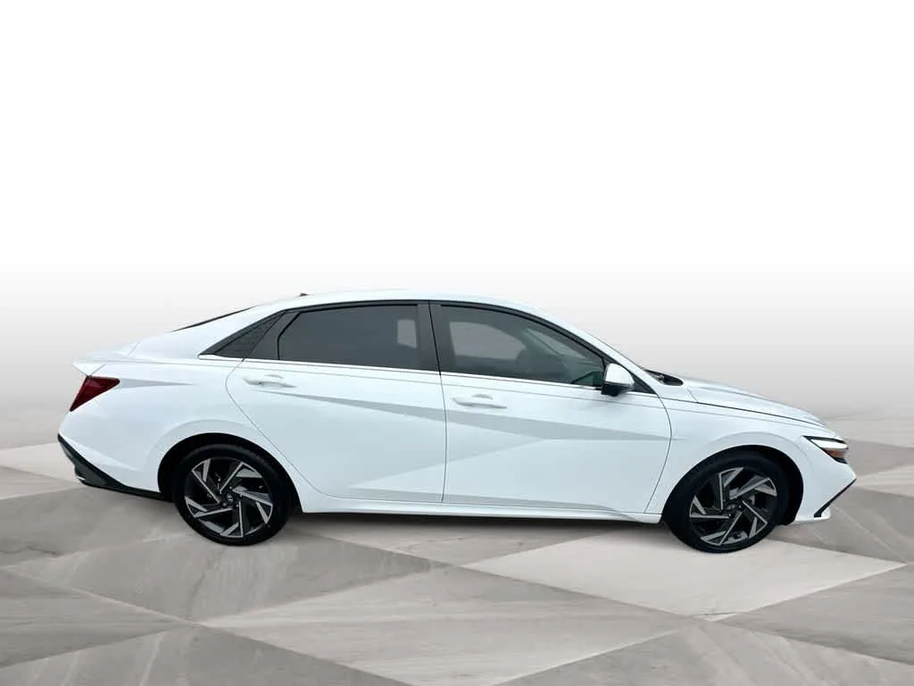 2024 Hyundai Elantra Limited photo 9