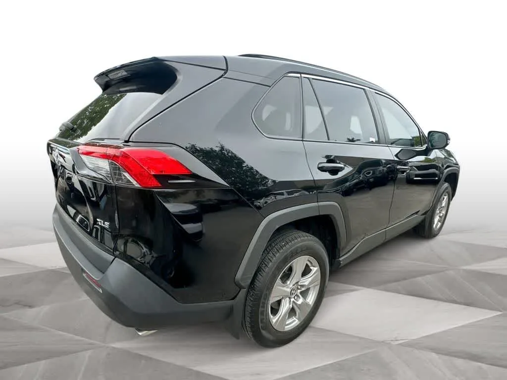 2024 Toyota RAV4 XLE photo 8