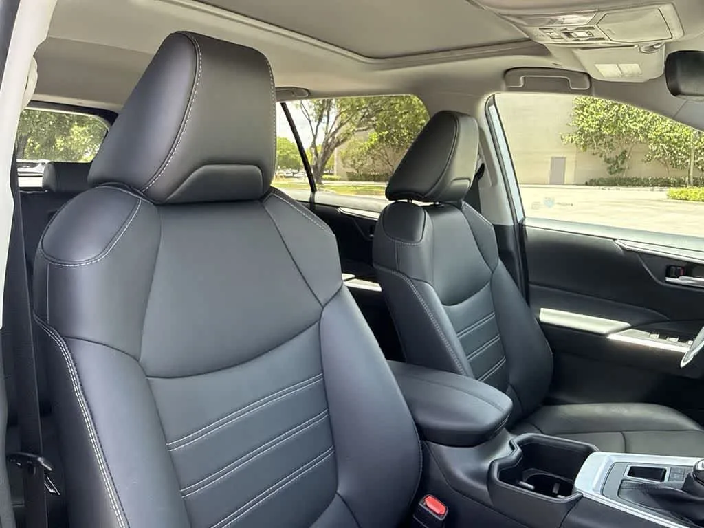 2025 Toyota RAV4 XLE Premium photo 27
