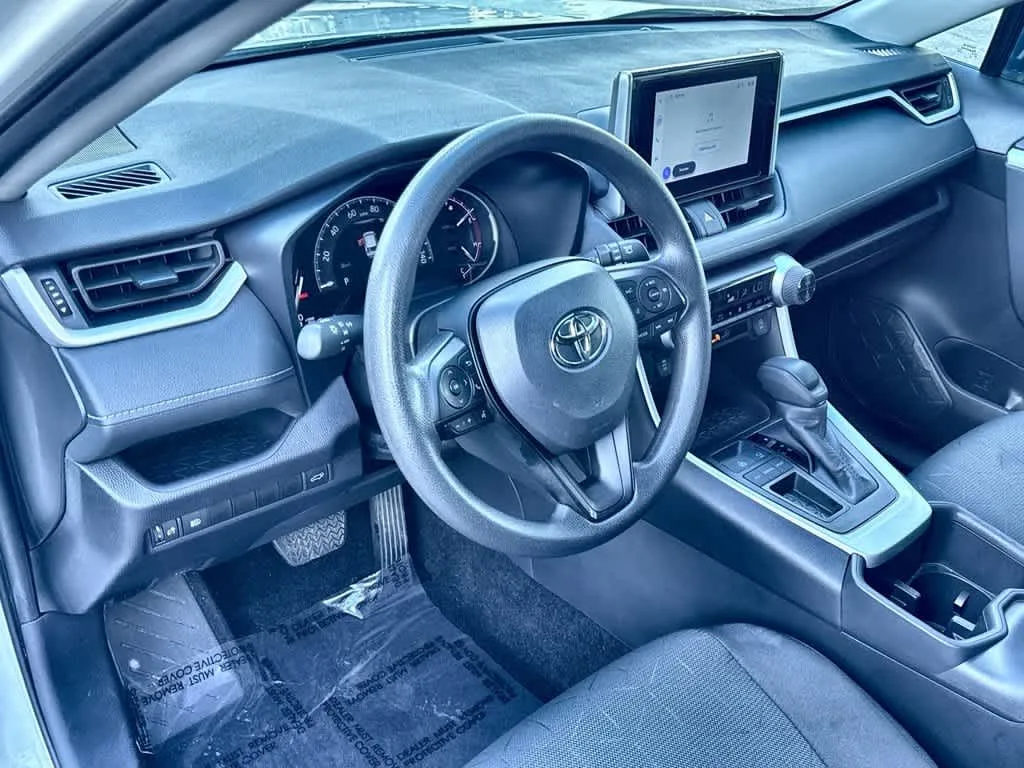 2025 Toyota RAV4 XLE photo 13