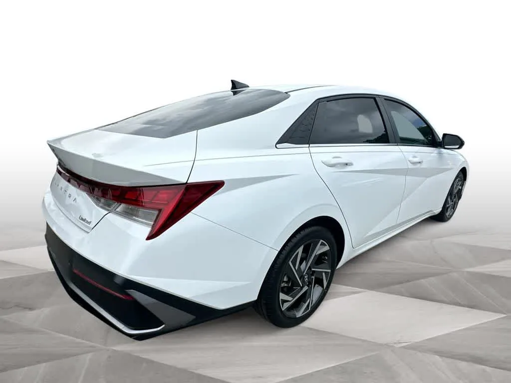2024 Hyundai Elantra Limited photo 8