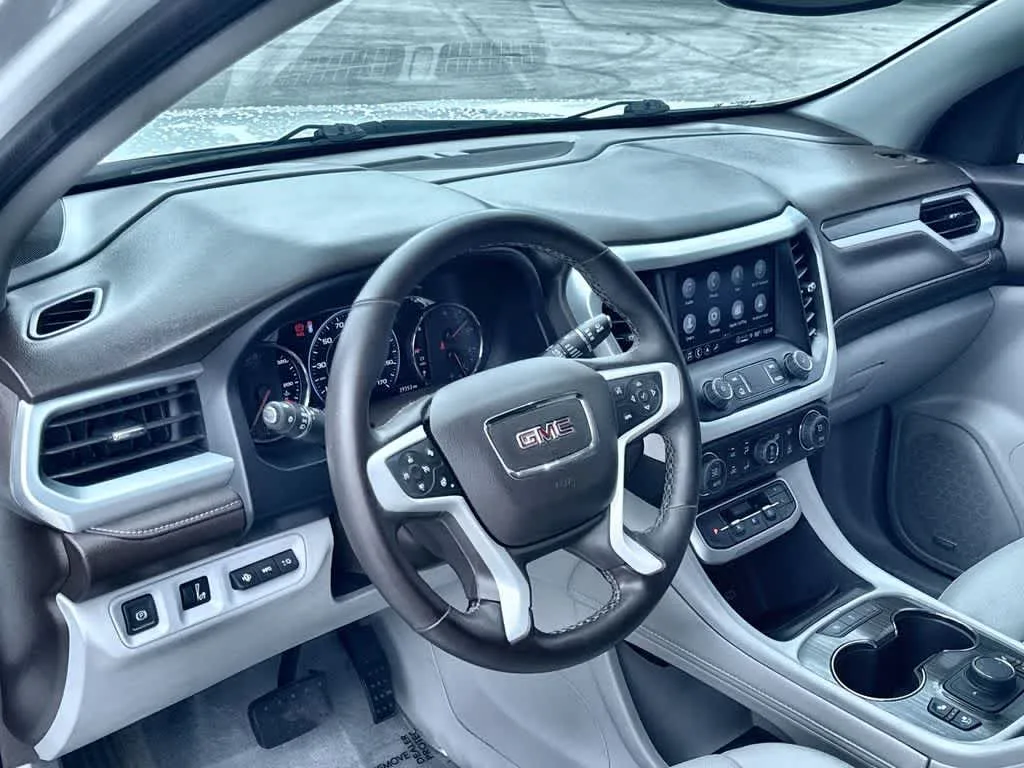 2023 GMC Acadia SLT photo 13