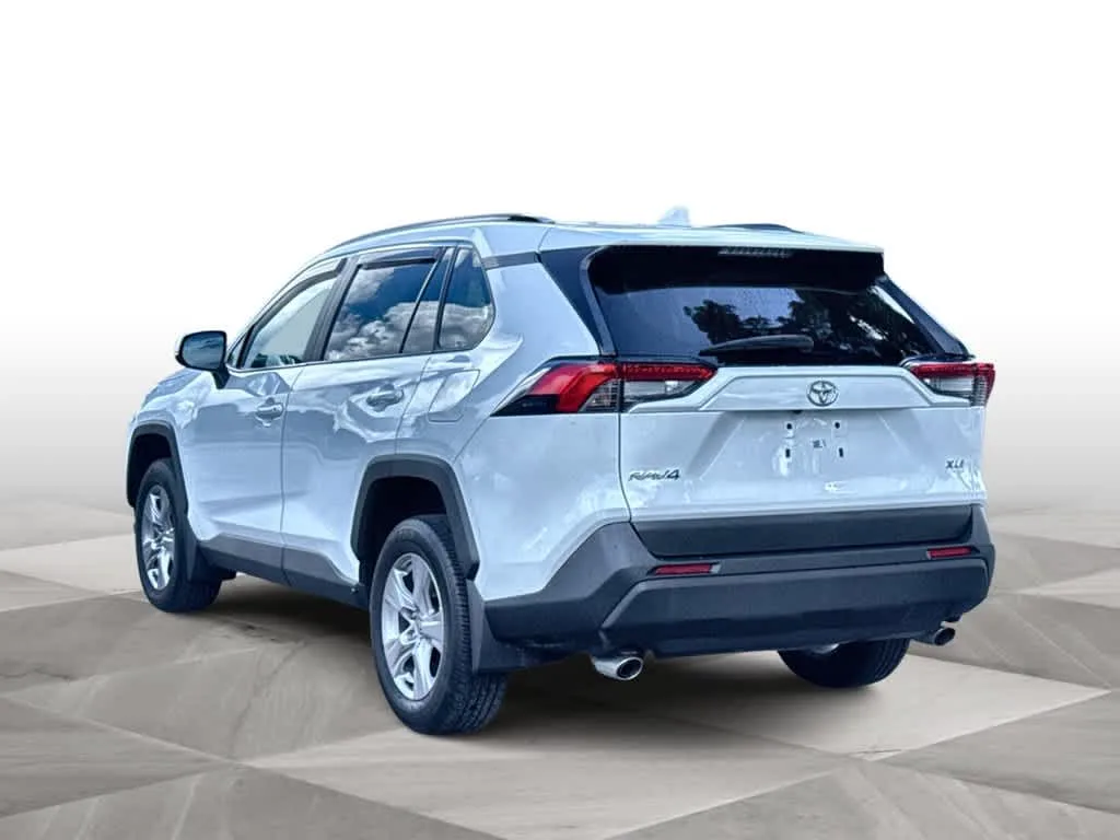 2025 Toyota RAV4 XLE photo 6
