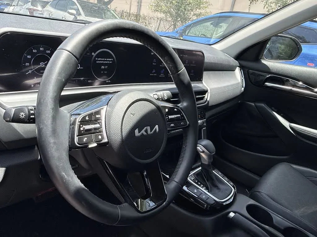 2026 Kia Seltos EX photo 17