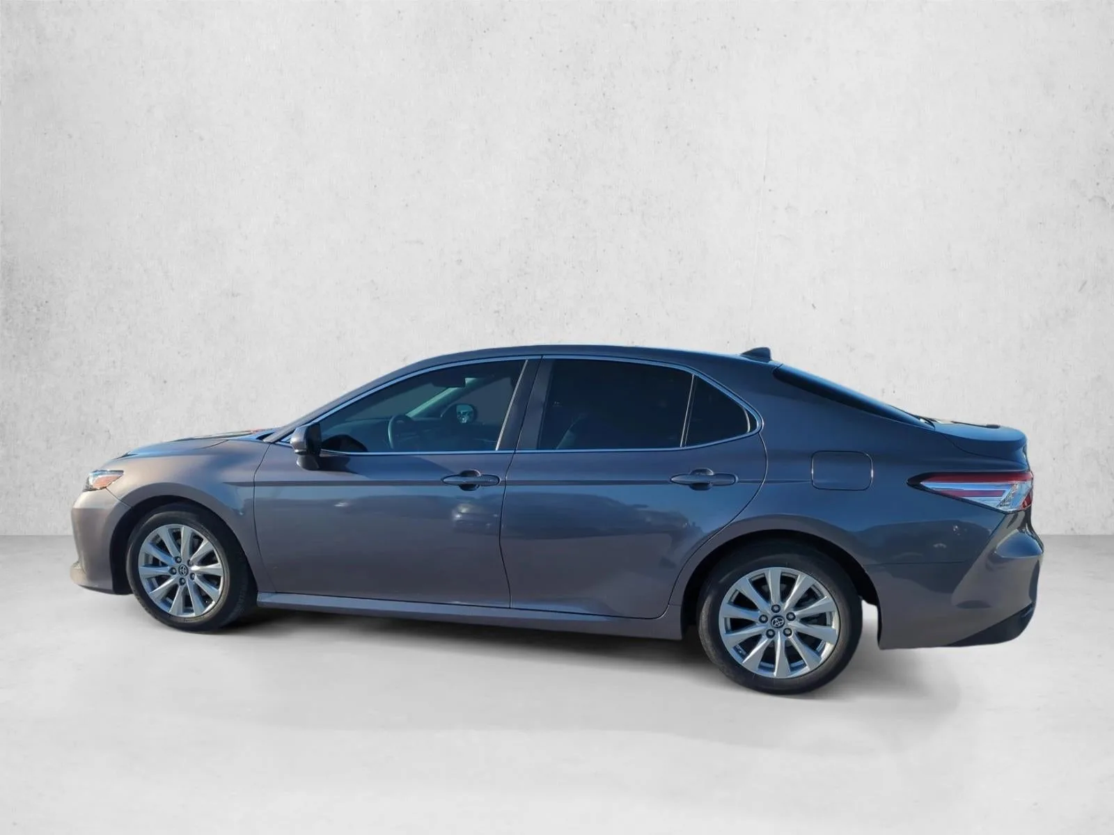 2019 Toyota Camry LE Auto (SE) photo 5