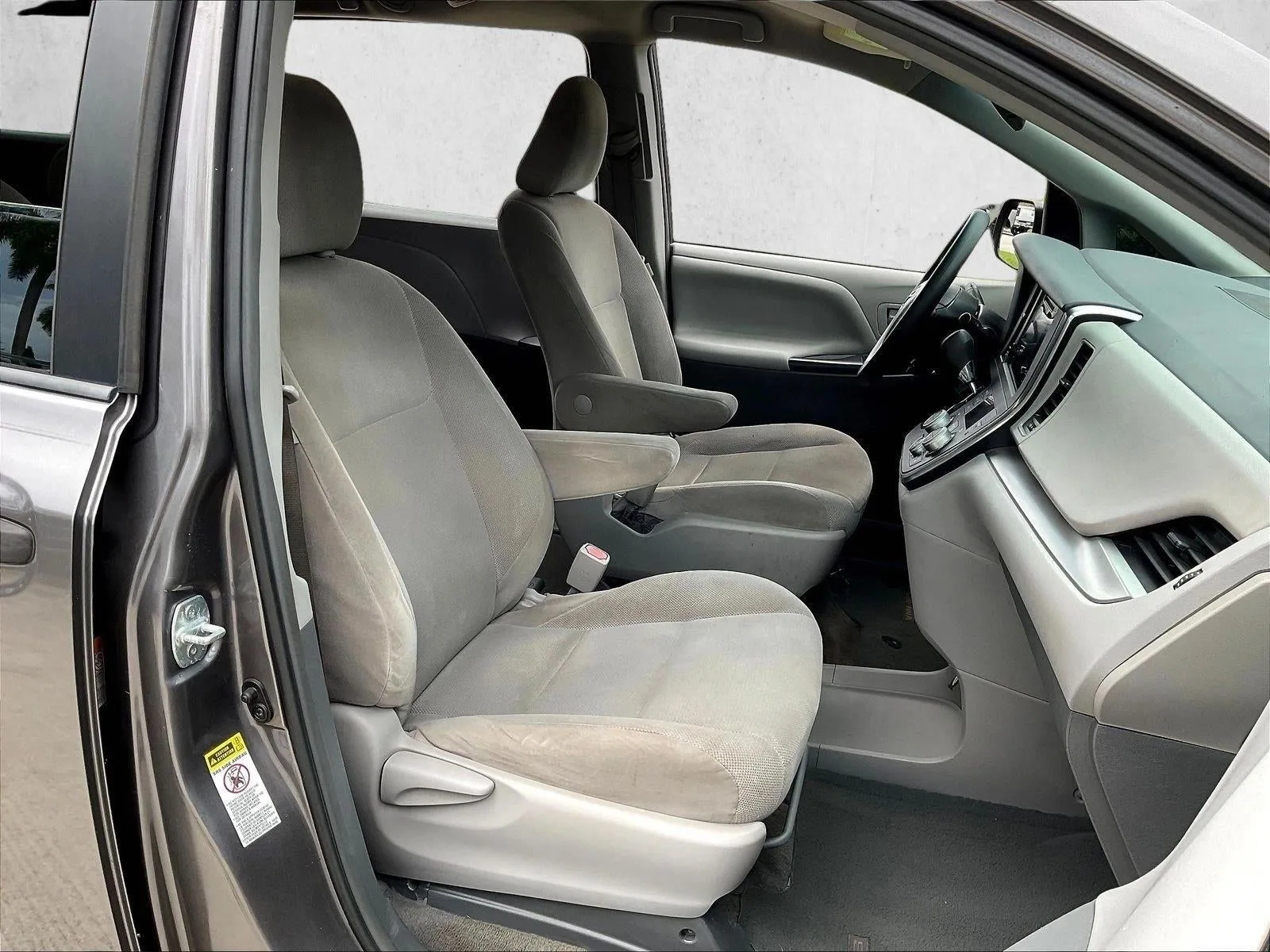 2017 Toyota Sienna L FWD 7-Passenger (Natl) photo 9