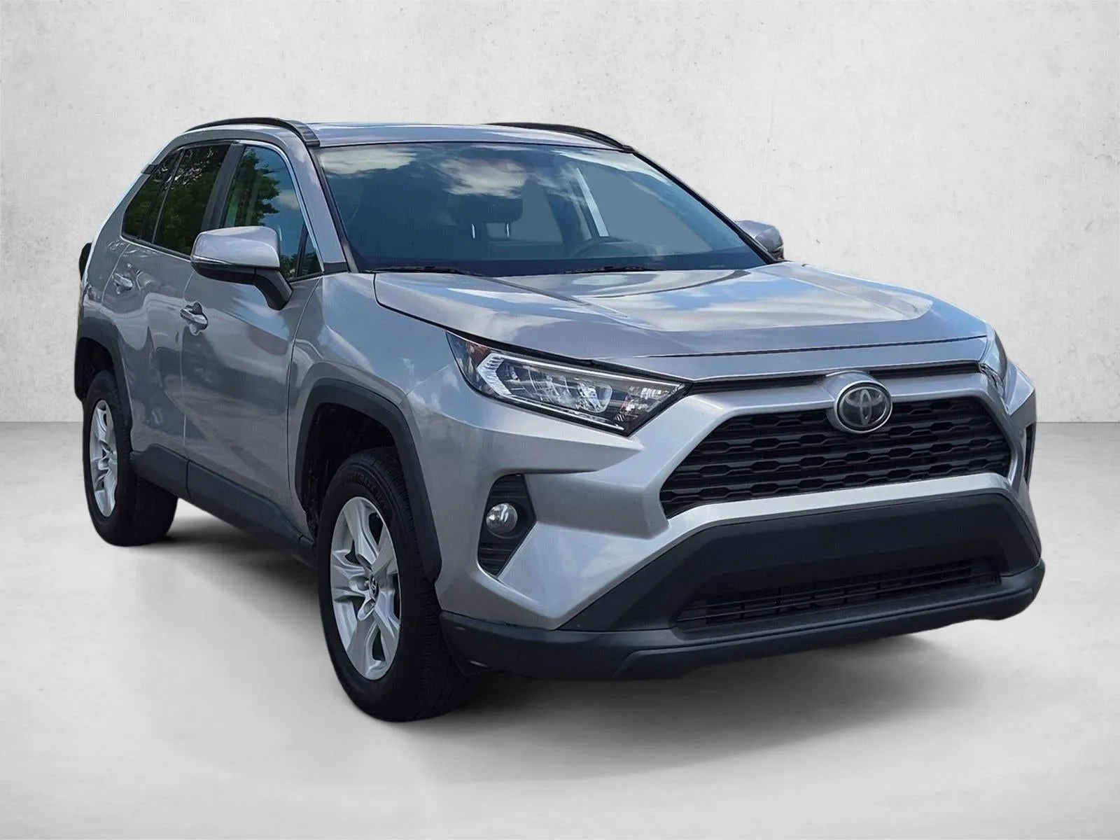 2019 Toyota RAV4 XLE FWD (GS) photo 3