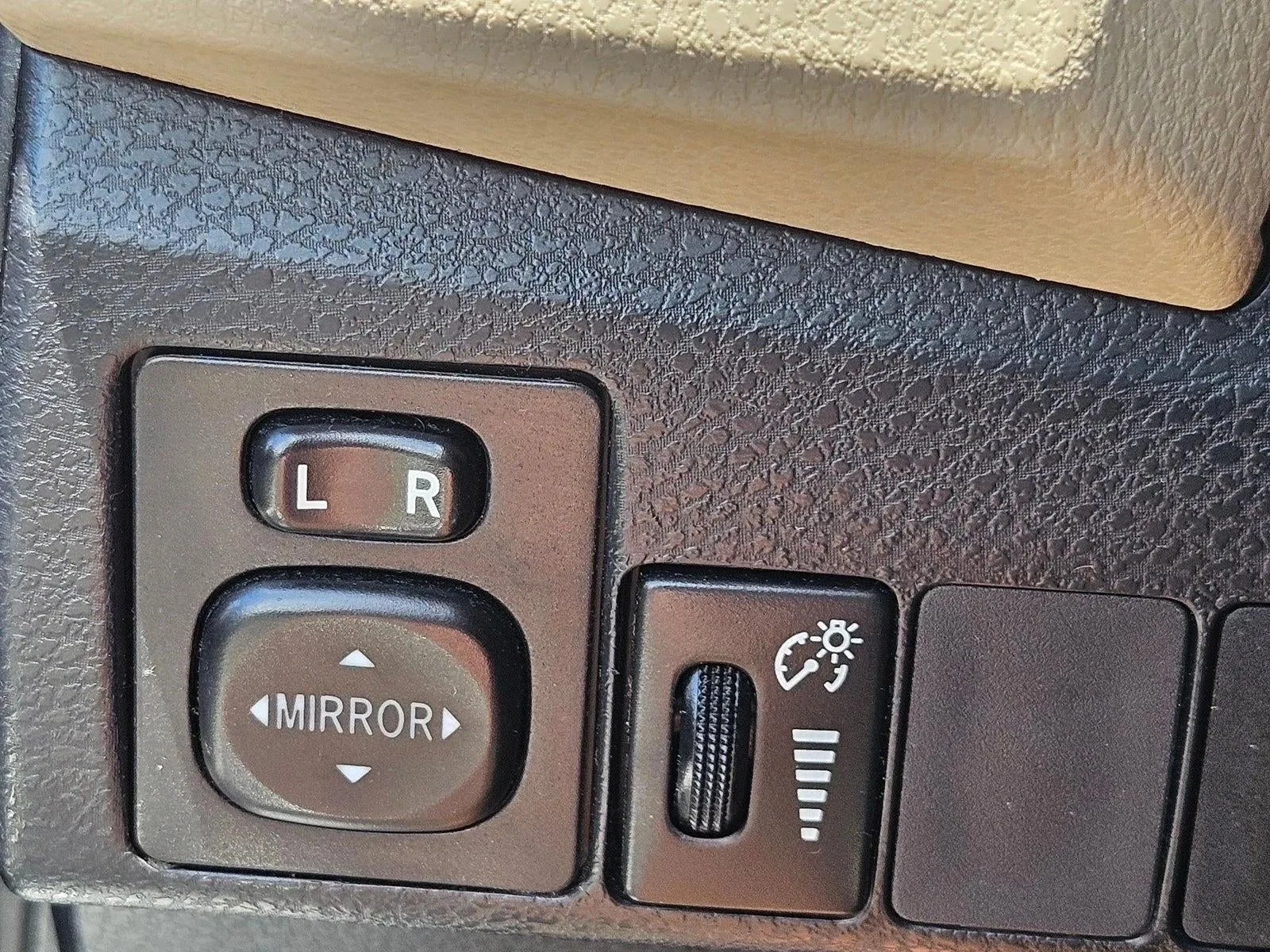 2016 Toyota Corolla 4dr Sdn CVT Auto LE (Natl) photo 9