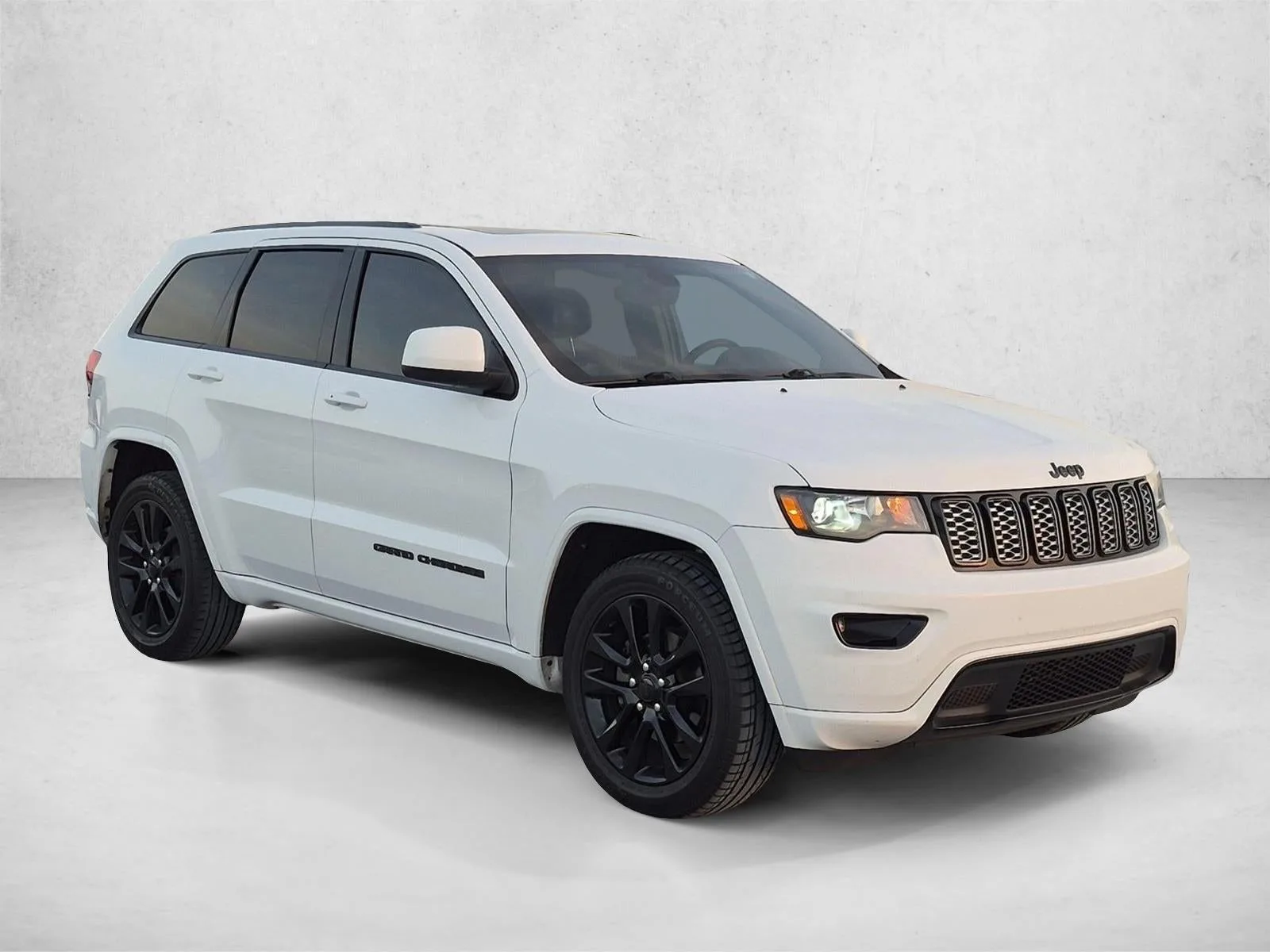 2018 Jeep Grand Cherokee Altitude 4x2 photo 3