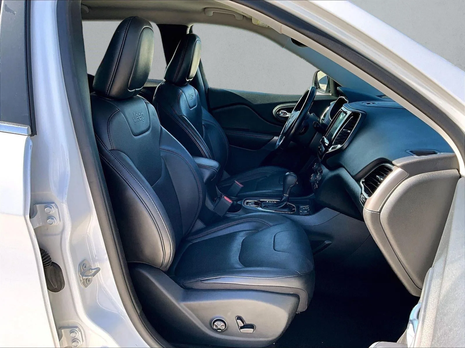 2020 Jeep Cherokee Limited FWD photo 9