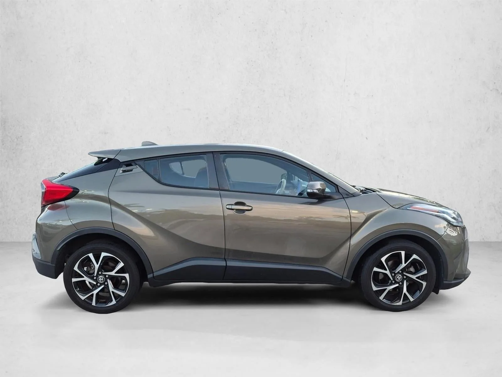 2021 Toyota C-HR XLE FWD (Natl) photo 4