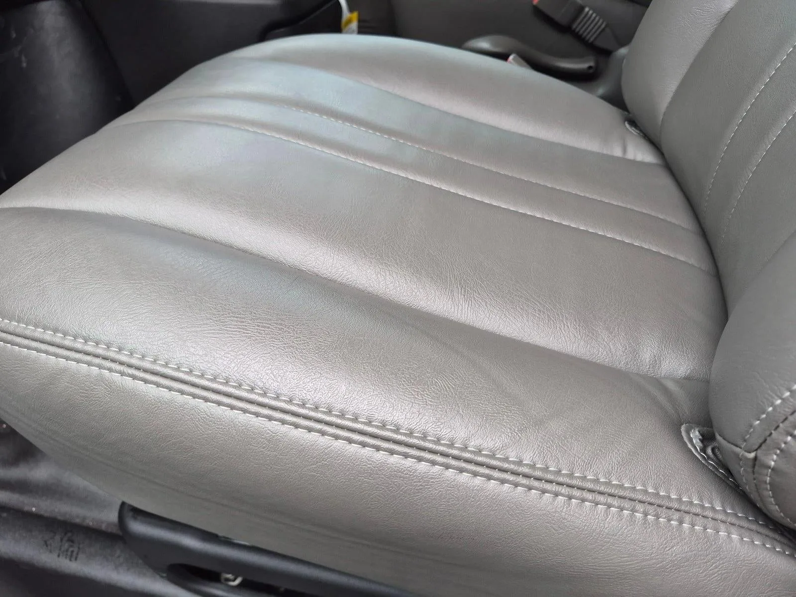 2025 Chevrolet Express Passenger 1LT photo 8