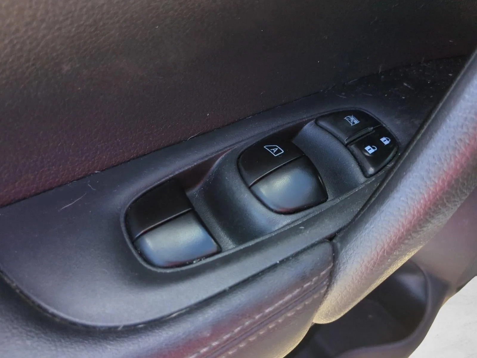 2018 Nissan Rogue FWD SV photo 9