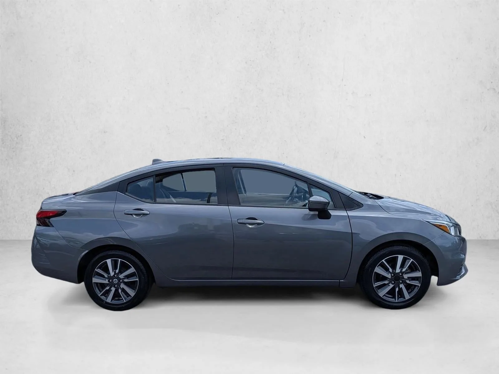 2021 Nissan Versa SV CVT photo 4