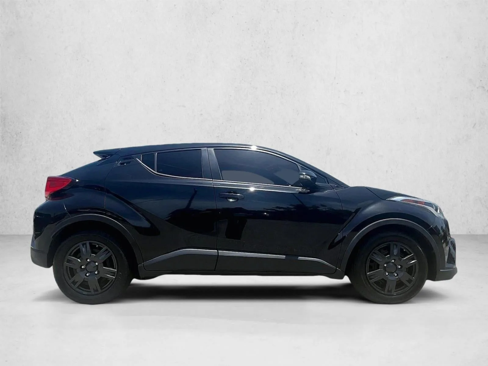 2019 Toyota C-HR LE photo 5
