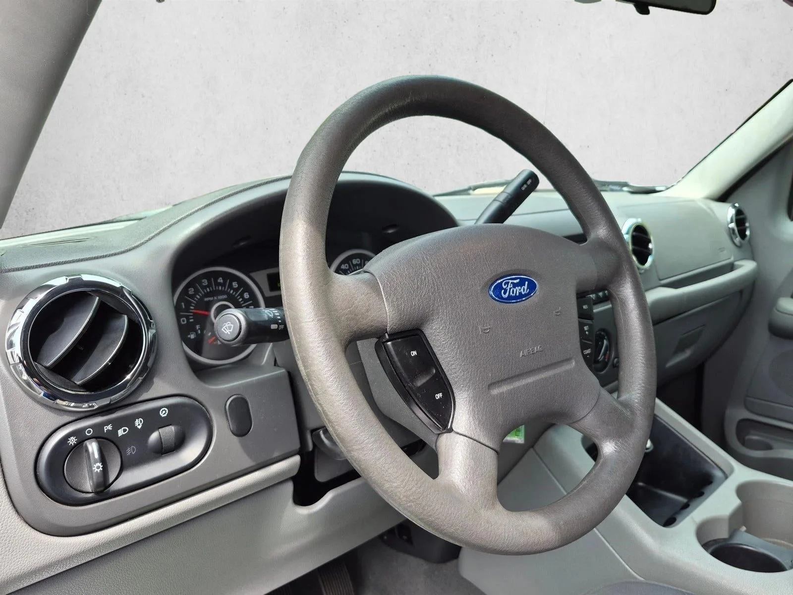 2006 Ford Expedition 4dr XLT photo 9