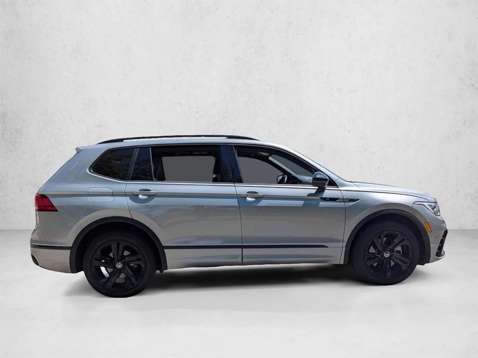 2023 Volkswagen Tiguan 2.0T SE R-Line Black FWD photo 4