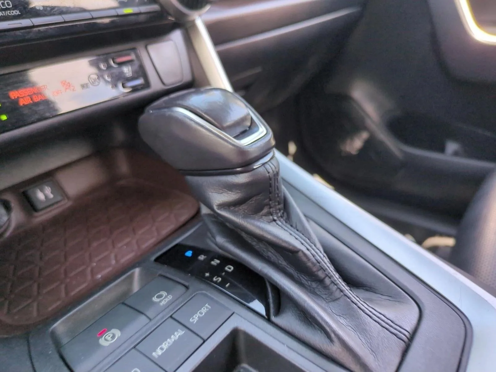 2019 Toyota RAV4 Limited FWD (Natl) photo 12