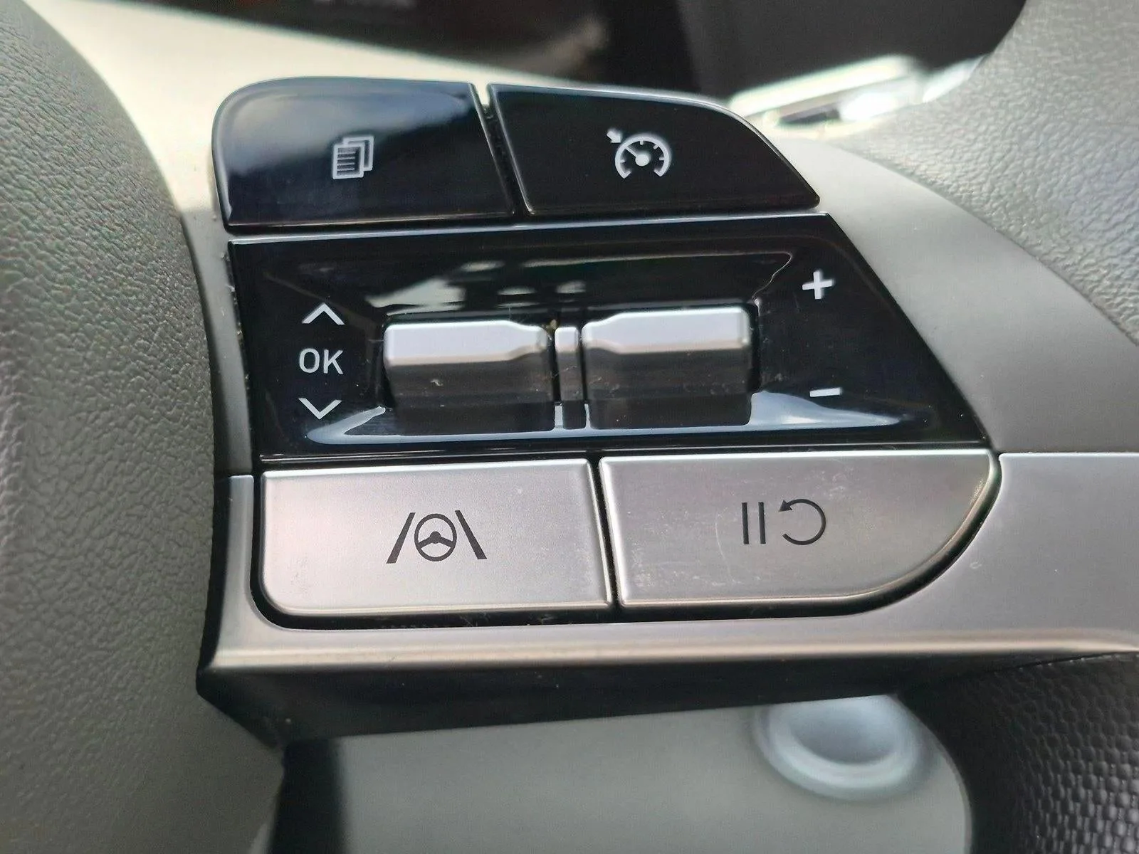 2023 Hyundai ELANTRA Hybrid Blue DCT photo 8