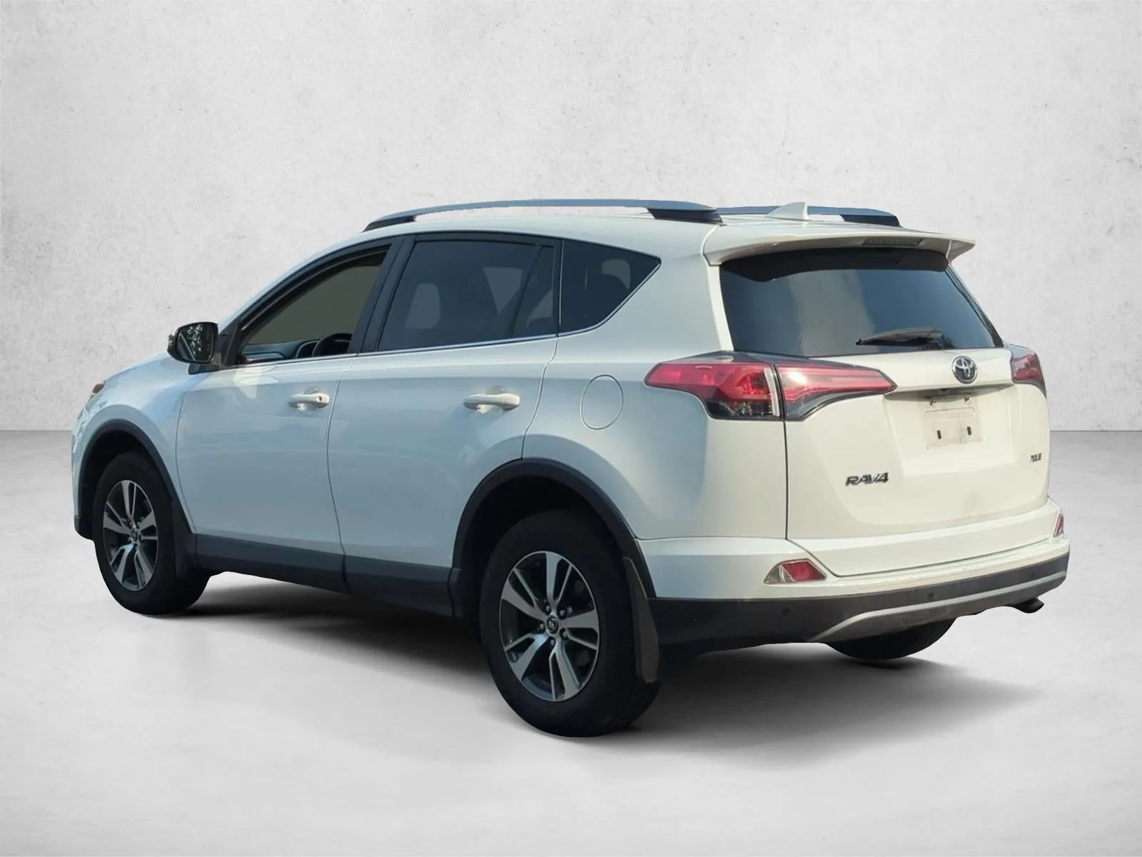 2018 Toyota RAV4 XLE FWD (GS) photo 7