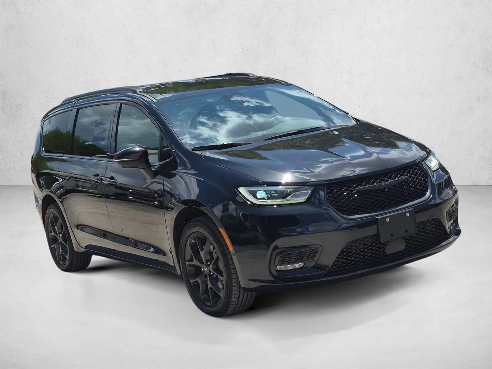 2023 Chrysler Pacifica Touring L AWD photo 3