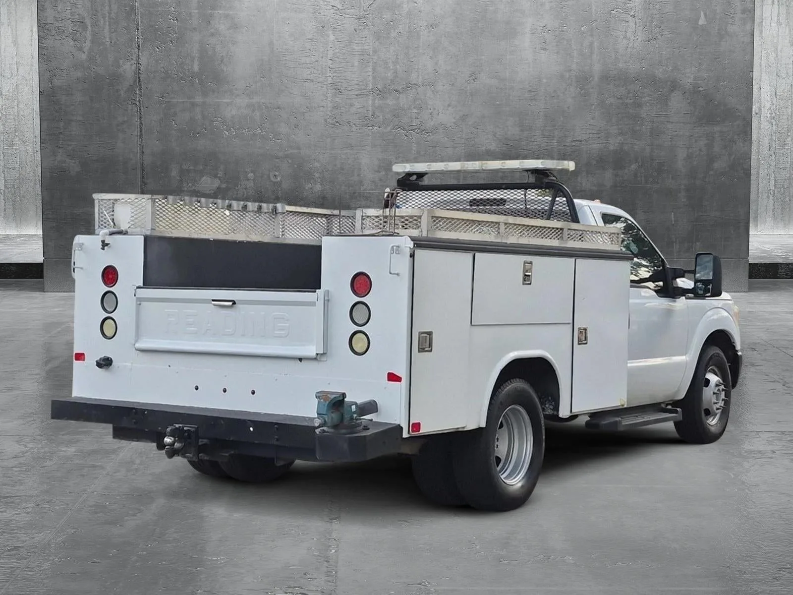 2016 Ford Super Duty F-350 DRW XL photo 5