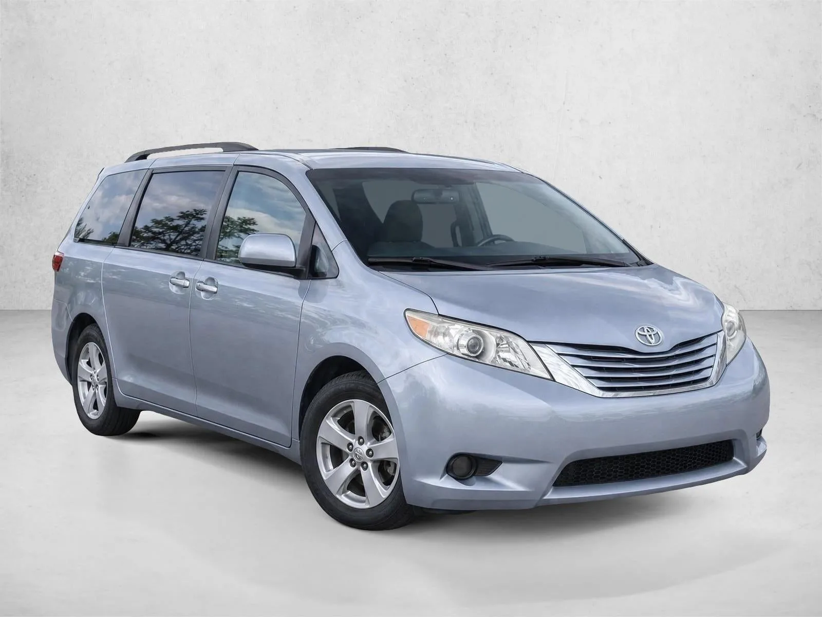 2017 Toyota Sienna LE FWD 8-Passenger (Natl) photo 3