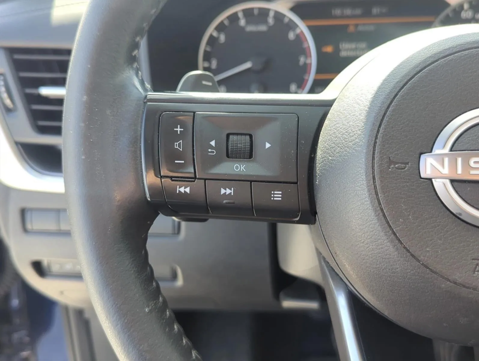 2024 Nissan Rogue AWD SV photo 12