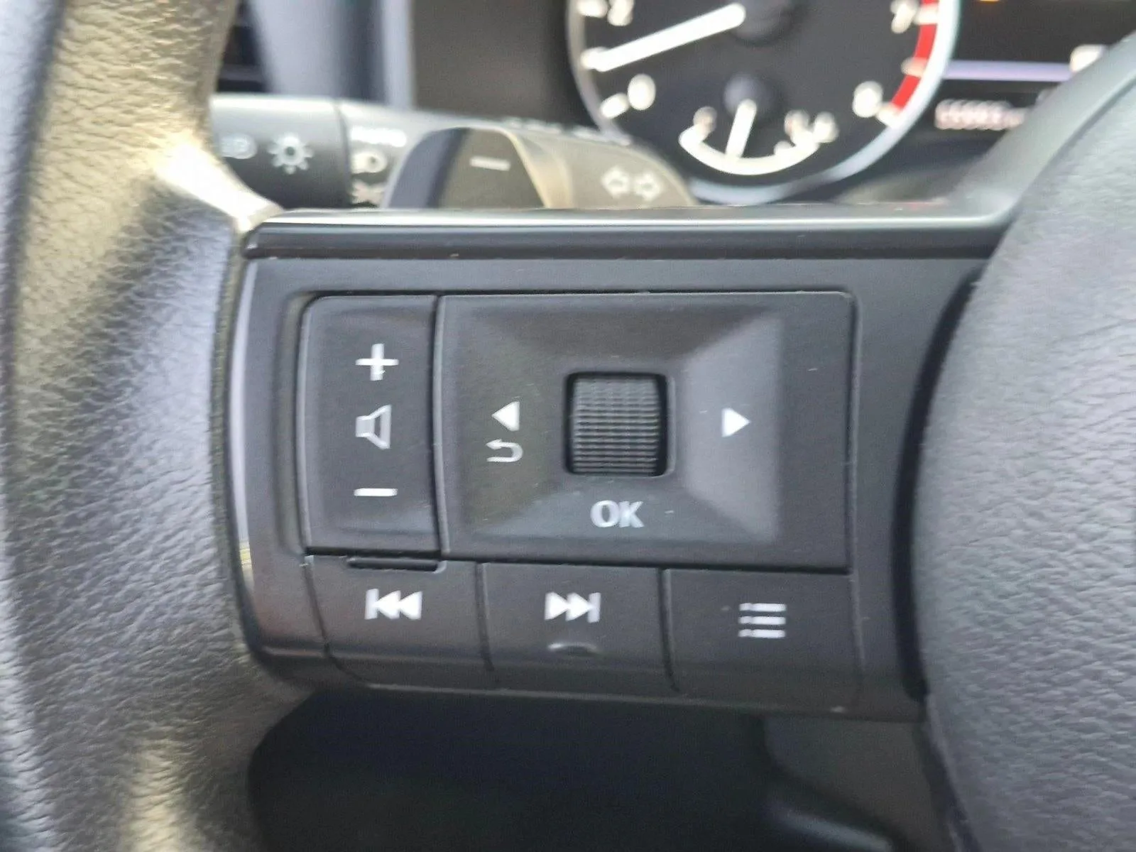 2024 Nissan Rogue AWD SV photo 12