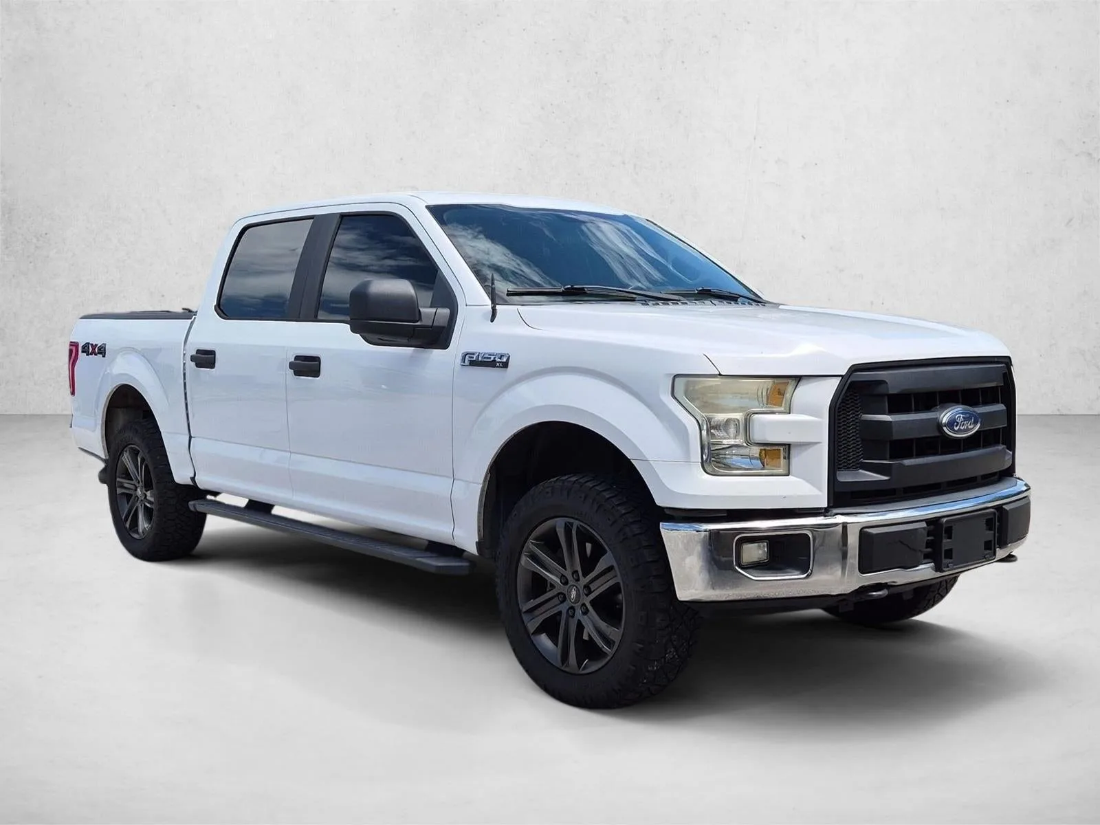 2015 Ford F-150 4WD SuperCrew 5-1/2 Ft Box XL photo 3