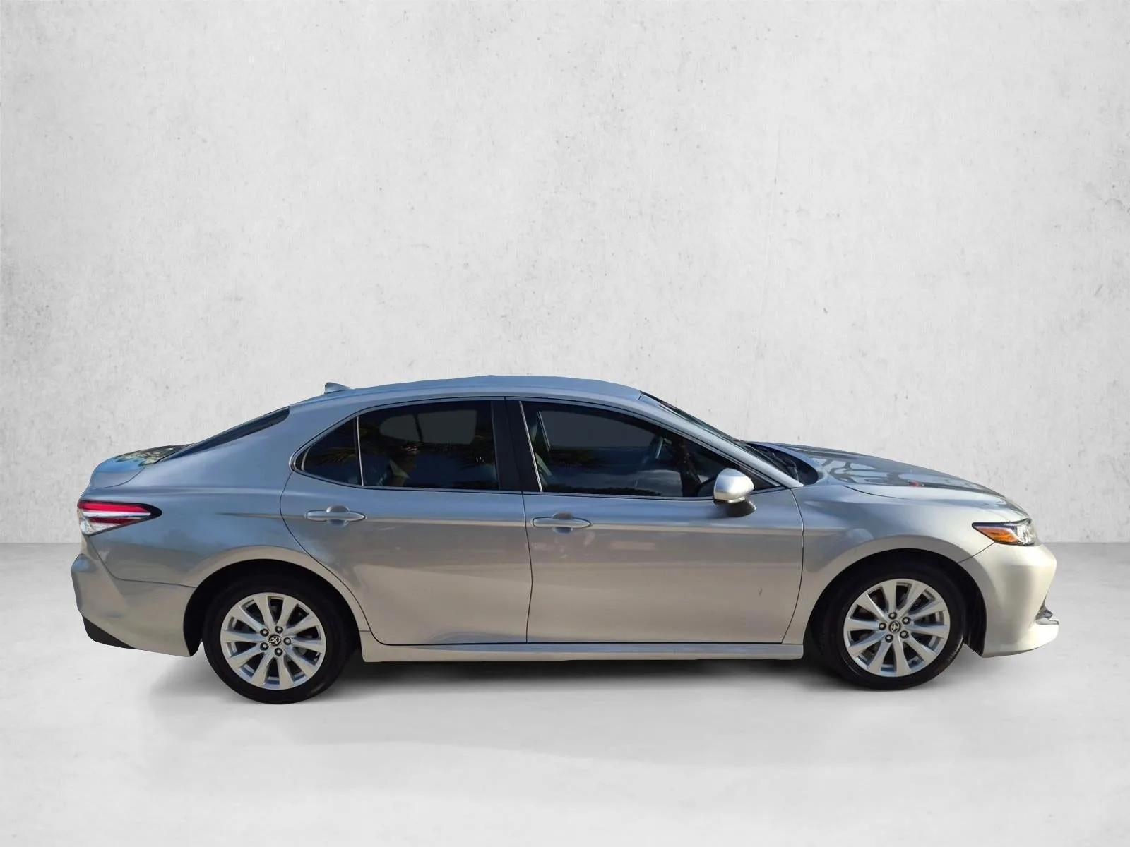 2020 Toyota Camry LE Auto (SE) photo 4