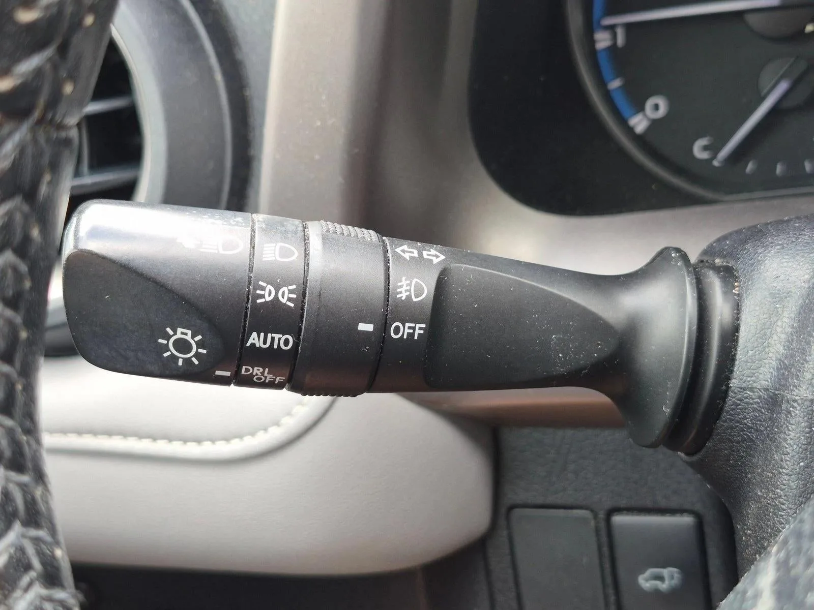 2017 Toyota RAV4 XLE FWD (GS) photo 6