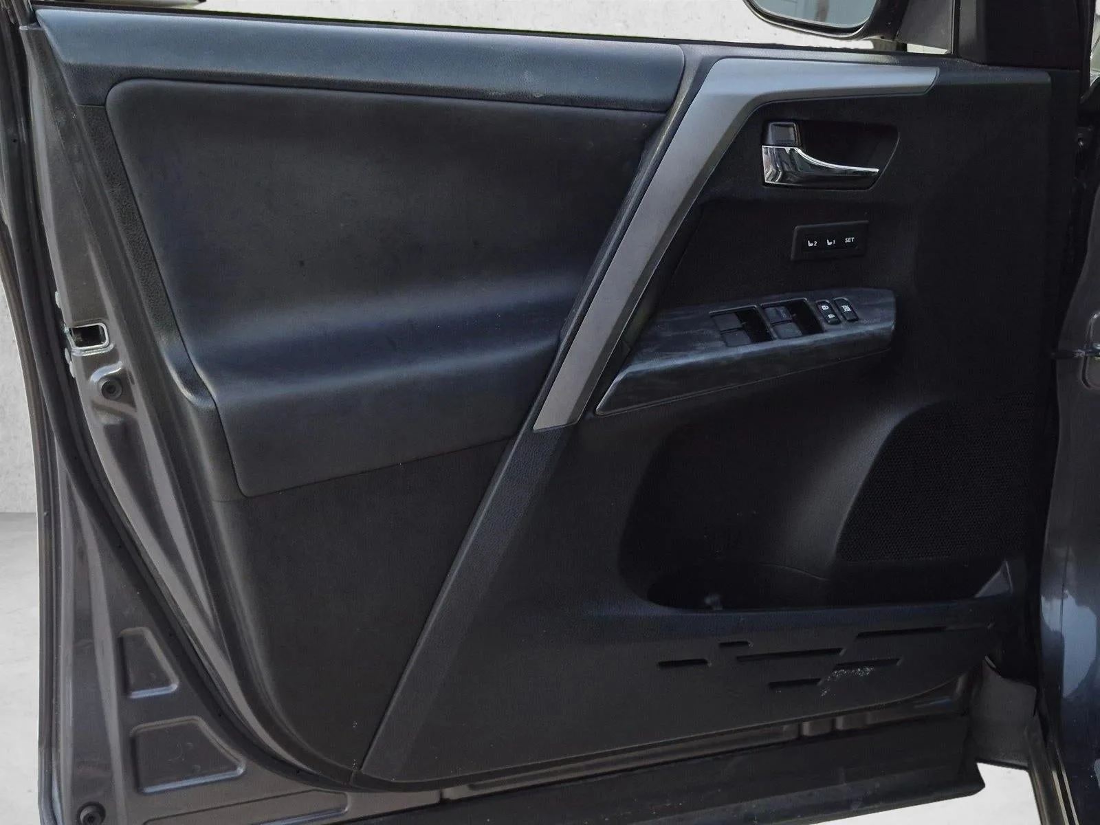 2017 Toyota RAV4 Platinum FWD (Natl) photo 12