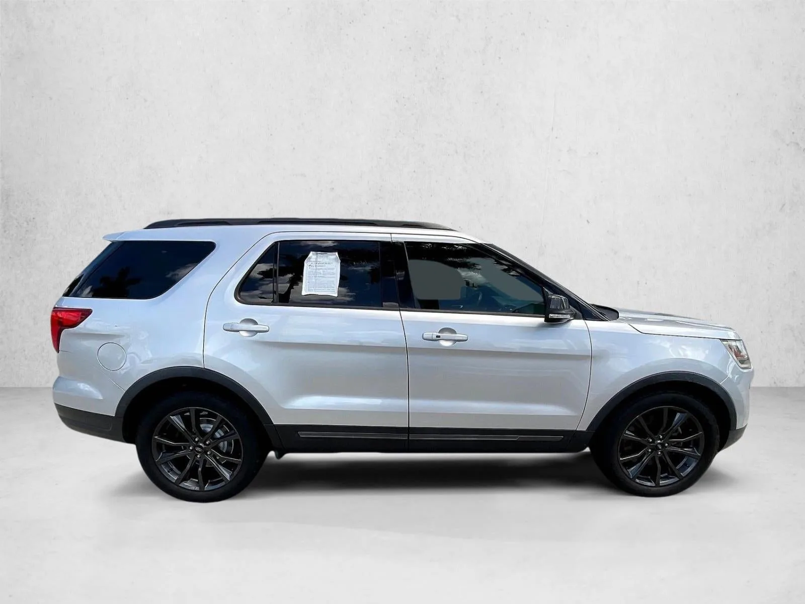 2018 Ford Explorer XLT FWD photo 5
