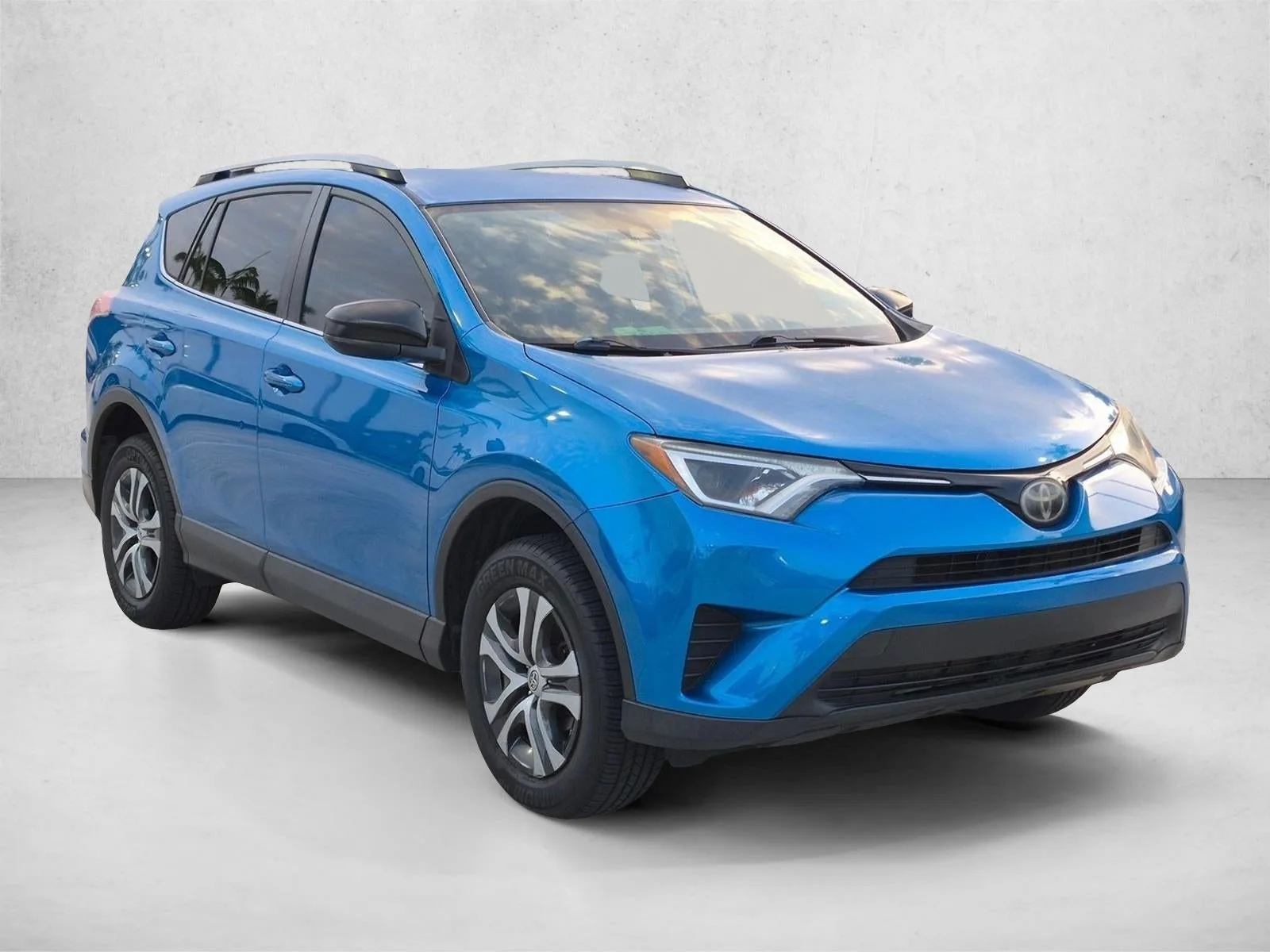 2018 Toyota RAV4 LE FWD (GS) photo 3