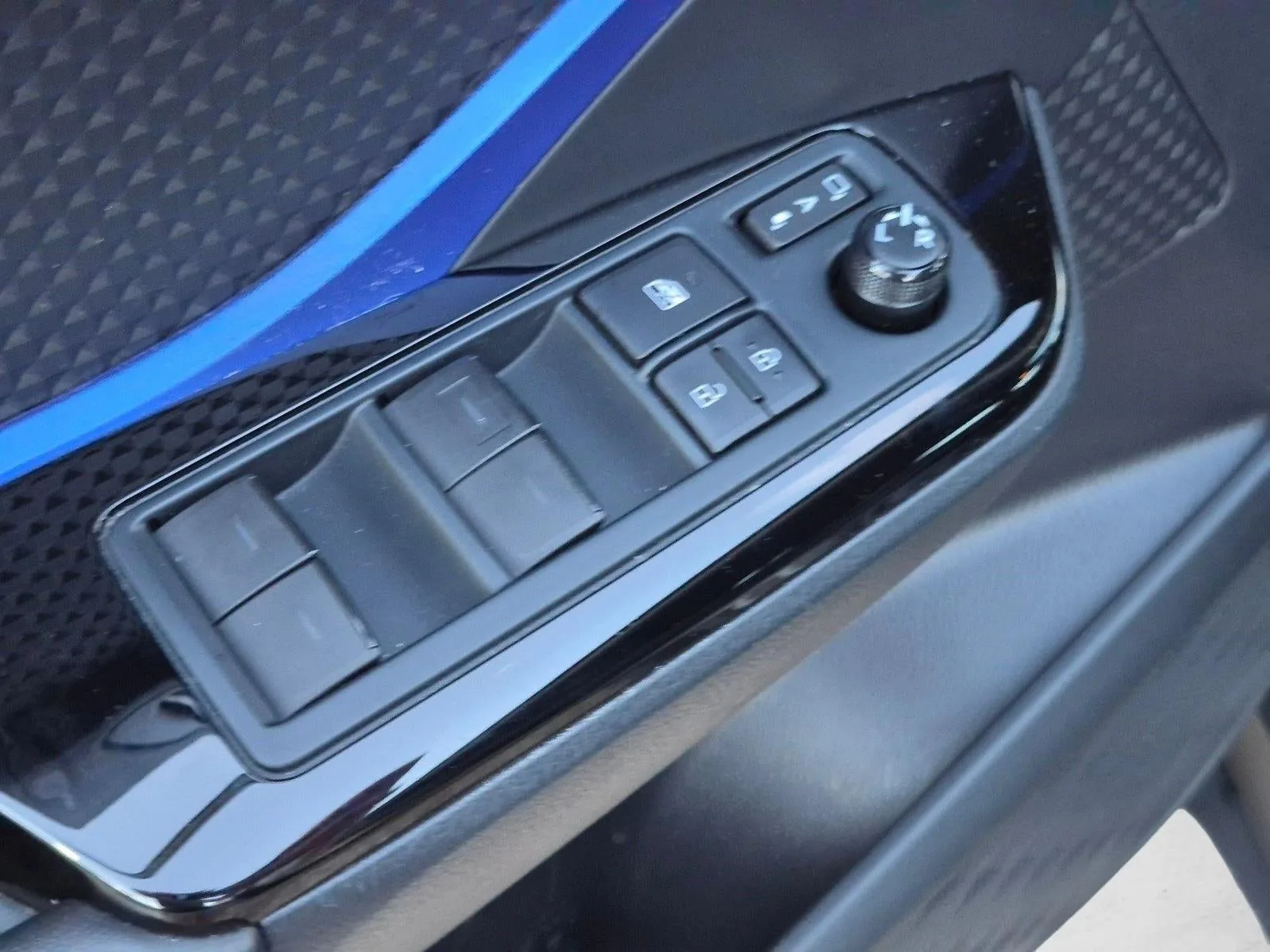 2021 Toyota C-HR XLE FWD (Natl) photo 12
