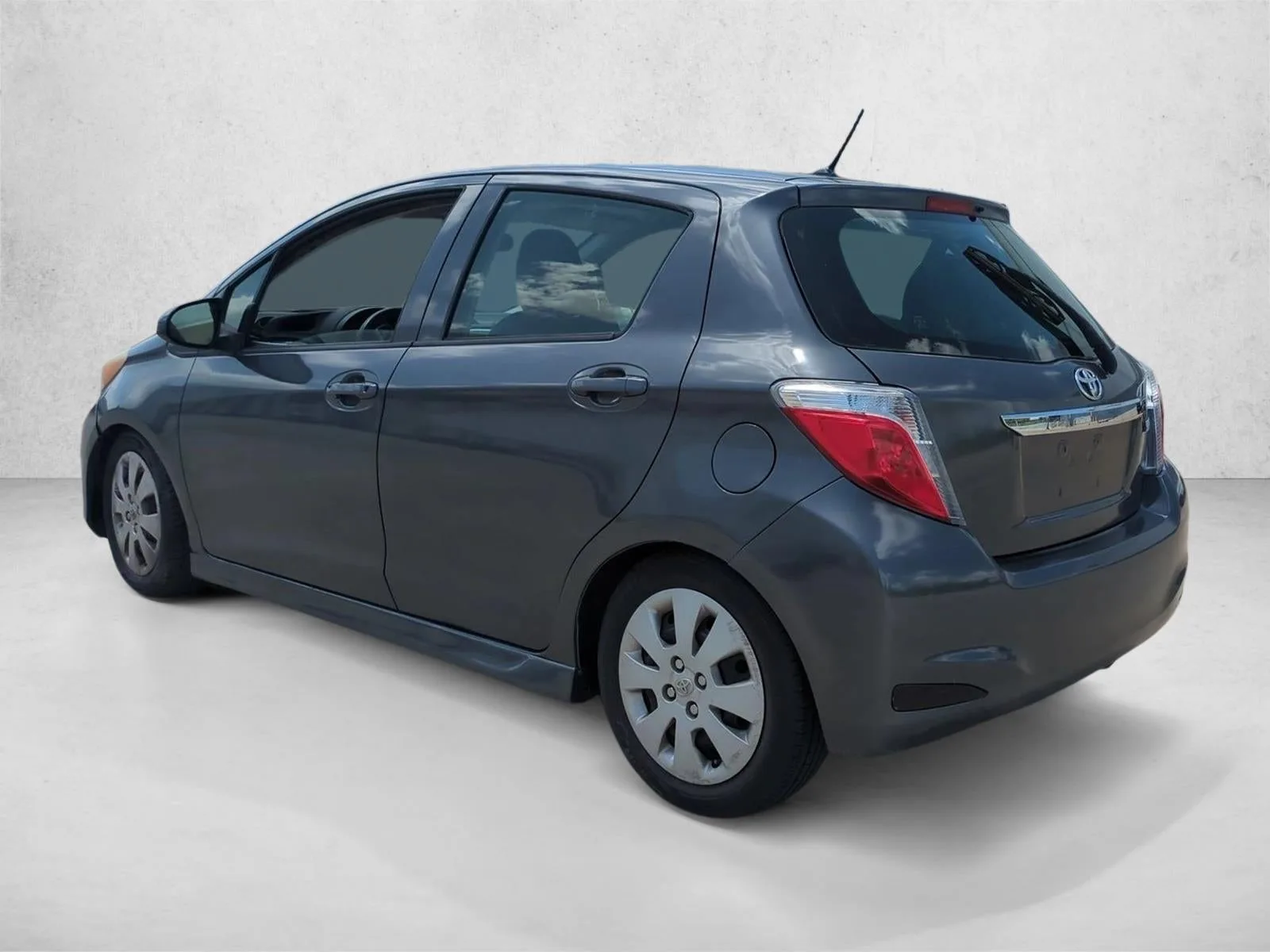 2013 Toyota Yaris 5dr Liftback Auto L (Natl) photo 5