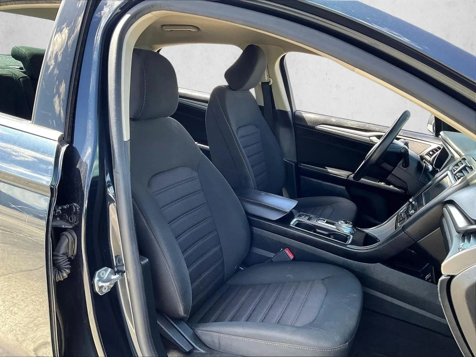2020 Ford Fusion SE FWD photo 9
