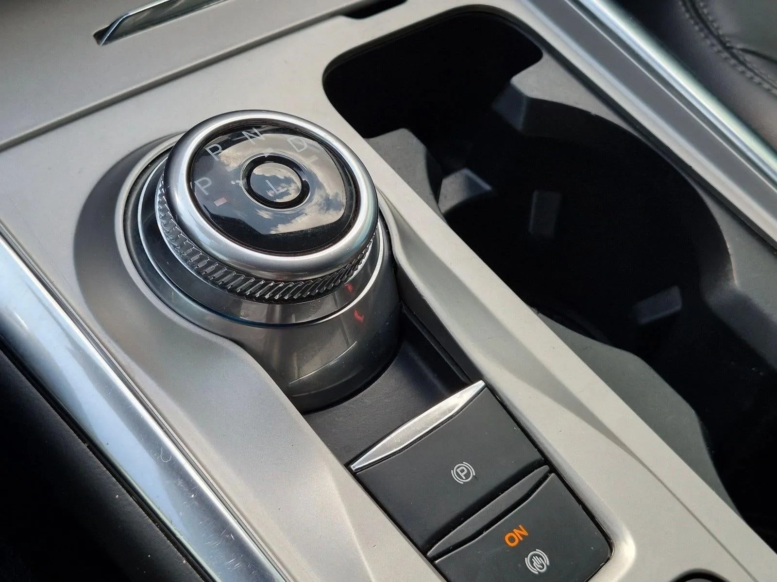 2022 Ford Explorer XLT RWD photo 11