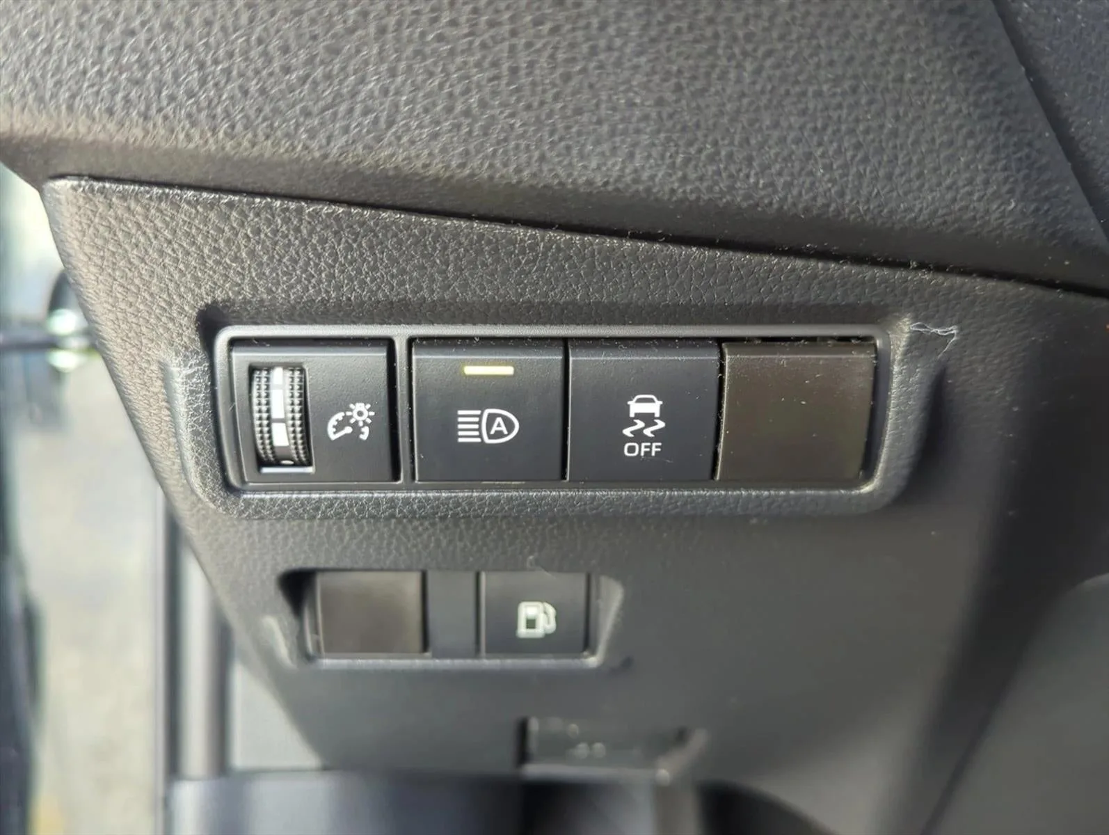2023 Toyota Corolla Cross Hybrid SE 4WD (Natl) photo 10