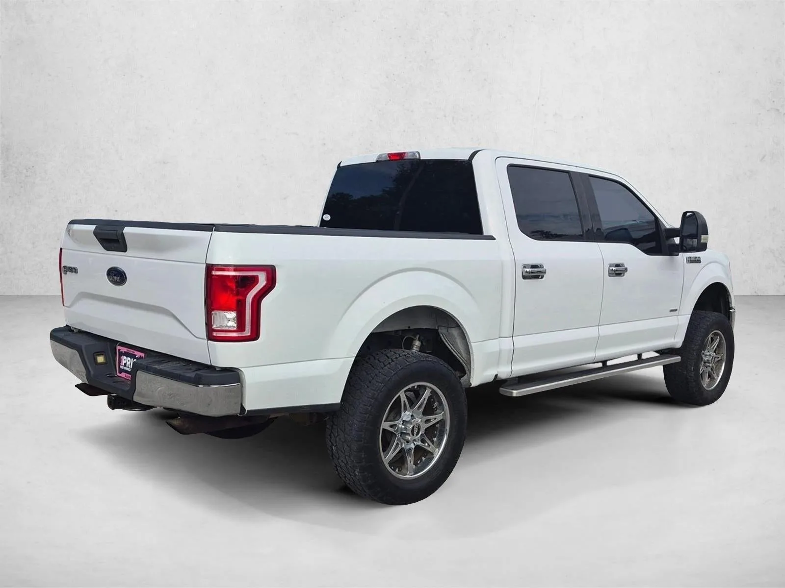 2016 Ford F-150 2WD SuperCrew 5-1/2 Ft Box XLT photo 5