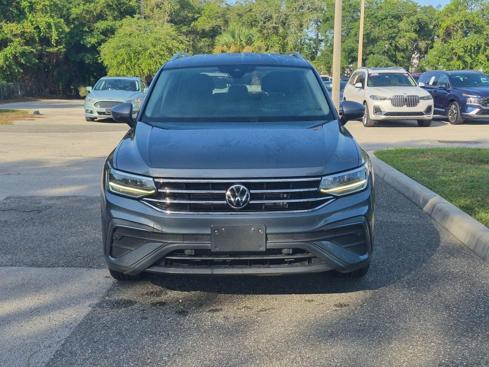 2022 Volkswagen Tiguan 2.0T SE FWD photo 2